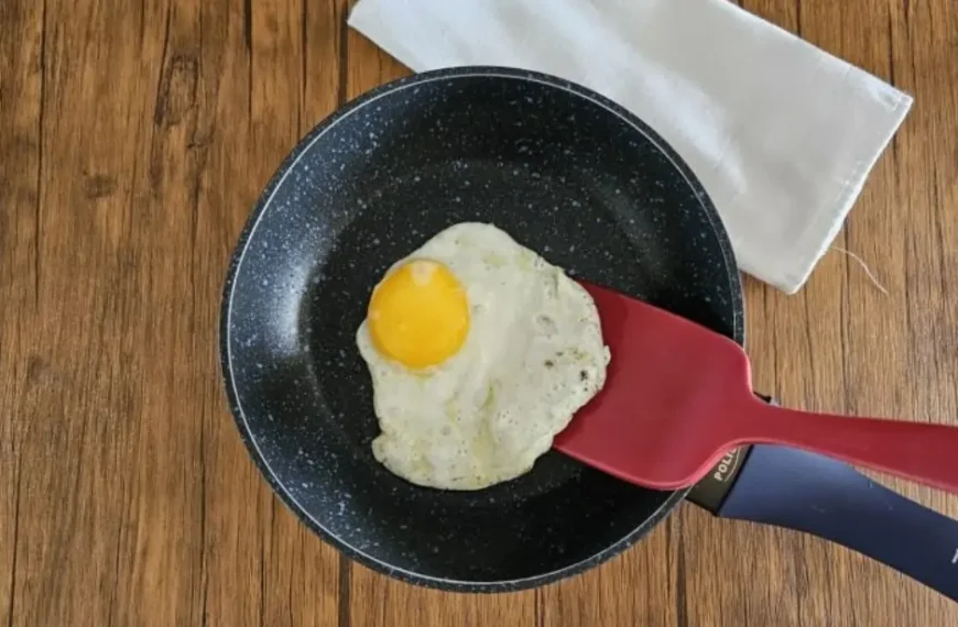 Ovo frito grudado nunca mais! Você nunca mais vai fazer isso depois de descobrir esse truque