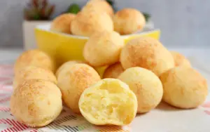 bolinhas de pão de queijo frito servidas em uma tigela