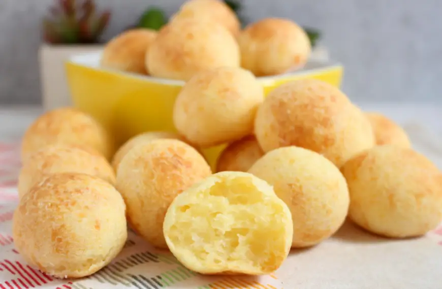 bolinhas de pão de queijo frito servidas em uma tigela