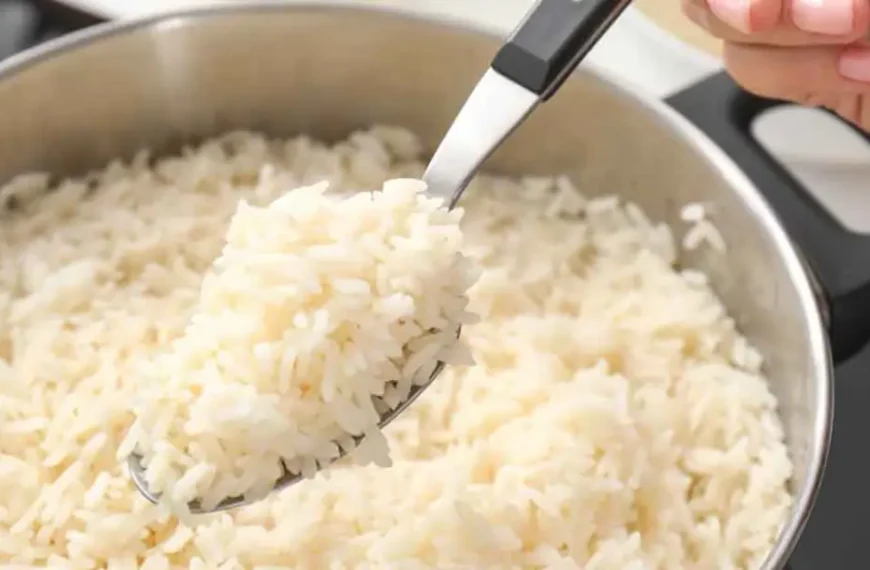 Você está medindo arroz errado a vida toda (e é por isso que sempre sobra ou falta)