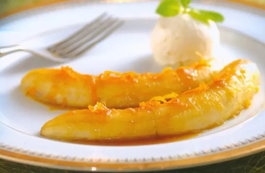 sobremesa de banana servida com sorvete