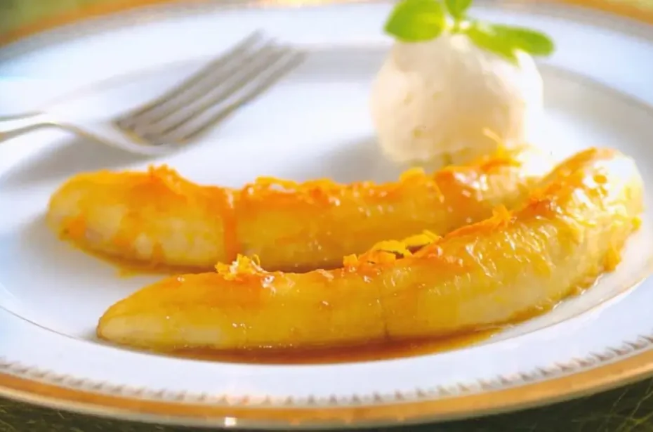sobremesa de banana servida com sorvete