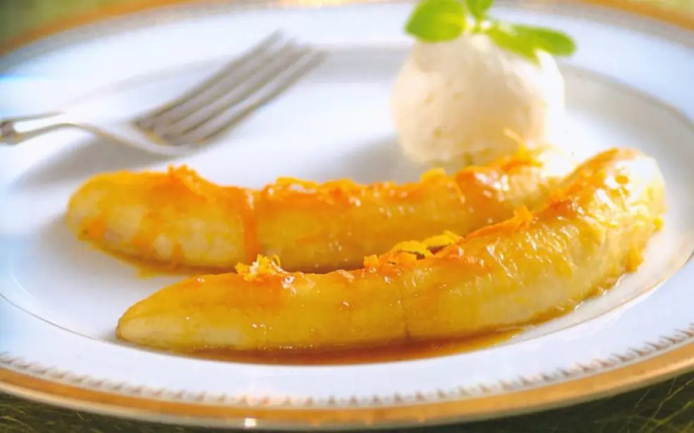 sobremesa de banana servida com sorvete