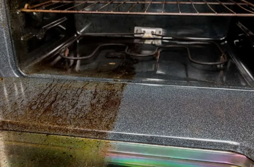 Como limpar o forno sem gastar com produto caro: o truque é usado diariamente em restaurantes