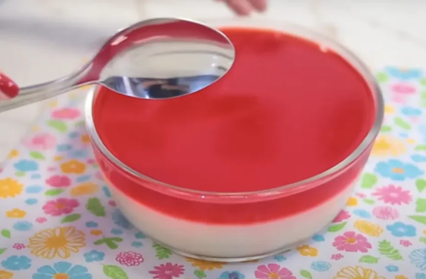 A sobremesa que parece de festa, mas é fácil: gelatina com leite condensado na travessa!