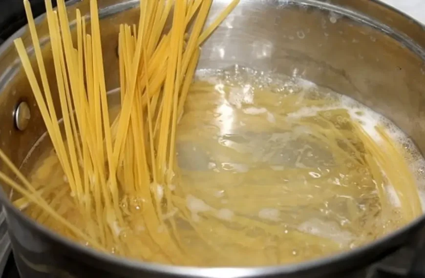 Sua mãe estava errada esse tempo todo: adicionar sal na água do macarrão não ajuda a ferver mais rápido