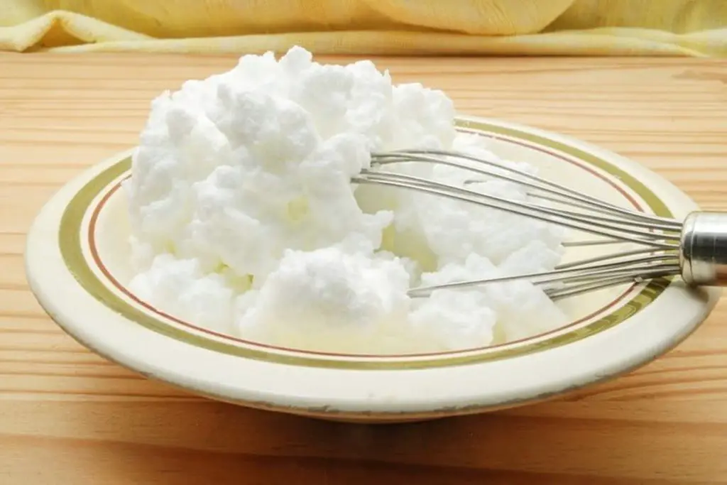 Como fazer claras em neve sem batedeira 2